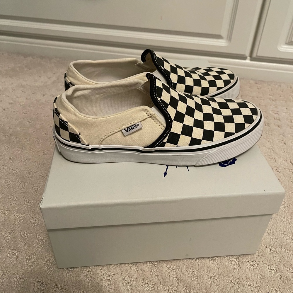Women’s checkered Vans slip on sneaker. Size 6. Great condition!